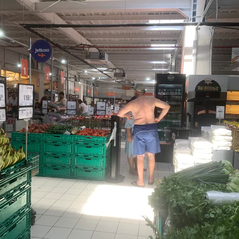 Yazlık Mağazalarda Hijyen İçin Üstsüz Müşteri Uyarısı Talebi