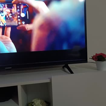 Grundig Televizyonumda Garanti Kapsamında Panel Arızası: Sürekli Yatay Çizgi Sorunu