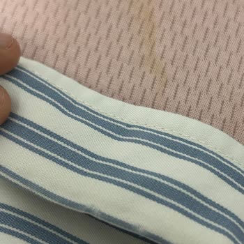 Mavi Gömlekte Yaka Bölgesinde Kumaş İncelmesi Ve Yırtık Oluşması