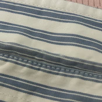 Mavi Gömlekte Yaka Bölgesinde Kumaş İncelmesi Ve Yırtık Oluşması