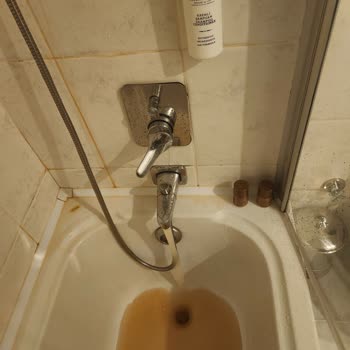 Salmakis Otel'de Kahverengi Su Ve İlgisiz Personel Sorunu