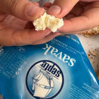 Peynirin İçinden Çıkan Belirsiz Madde Hamilelikte Güvensizlik Yarattı