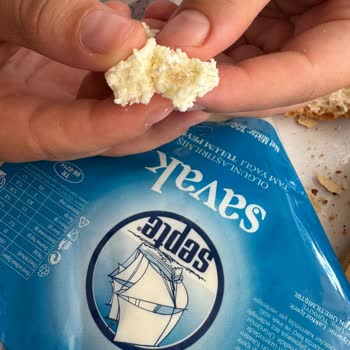 Peynirin İçinden Çıkan Belirsiz Madde Hamilelikte Güvensizlik Yarattı