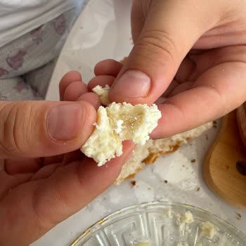 Peynirin İçinden Çıkan Belirsiz Madde Hamilelikte Güvensizlik Yarattı