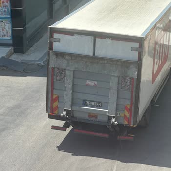 BİM Tedarik Kamyonunun Ters Yönde Gelip Aracıma Çarpıp Kaçması