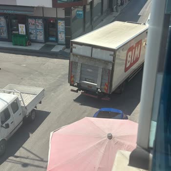 BİM Tedarik Kamyonunun Ters Yönde Gelip Aracıma Çarpıp Kaçması