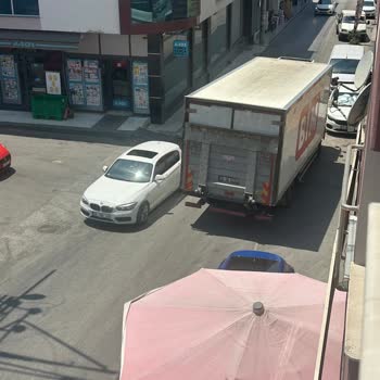 BİM Tedarik Kamyonunun Ters Yönde Gelip Aracıma Çarpıp Kaçması