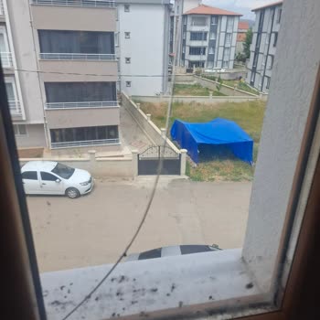 Pimapen Pencerelerde Kırılma Ve Bayinin İlgisizliği