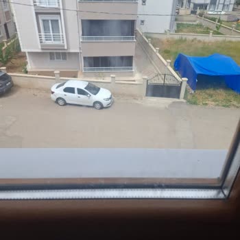 Pimapen Pencerelerde Kırılma Ve Bayinin İlgisizliği