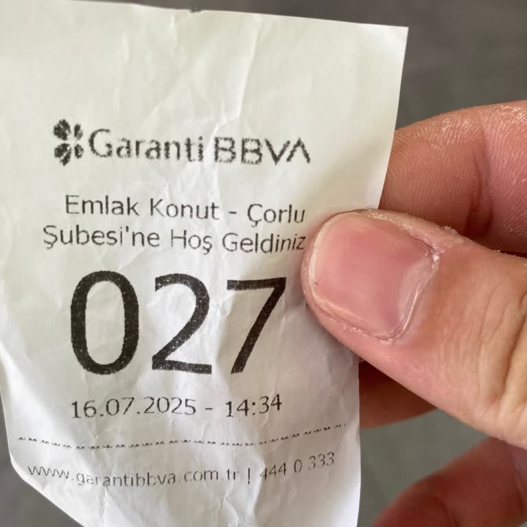 Garanti Bankası'nda Uzun Sıra Ve Yetersiz Vezne Hizmeti