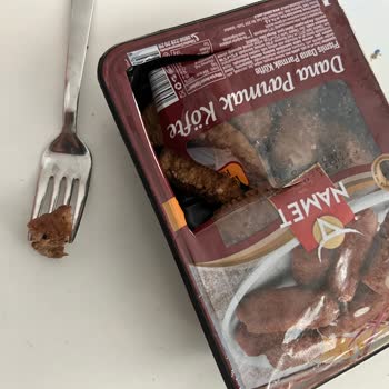 Namet Köftenin İçinden Saç Çıktı, Paketi Çöpe Attım!