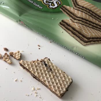 Eti Hoşbeş Gofretin İçinden Sert Ve Siyah Bir Madde Çıktı