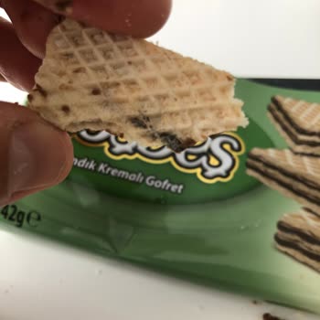 Eti Hoşbeş Gofretin İçinden Sert Ve Siyah Bir Madde Çıktı