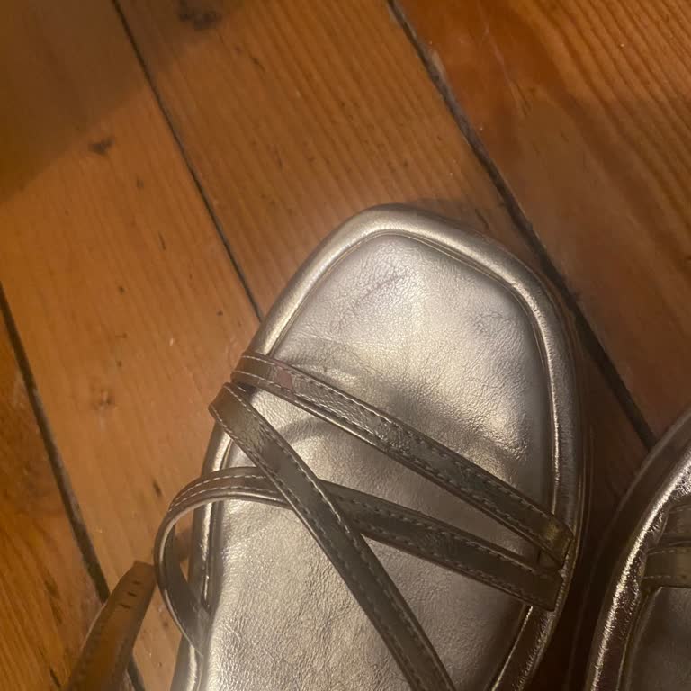 Sovrana Shoes Sandalet Satın Aldım Altı Üstü Her Yeri Soyuldu