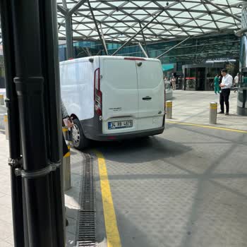 Hastane İçinde Kurallara Uymayan Banka Aracı Personelinden Şikayet