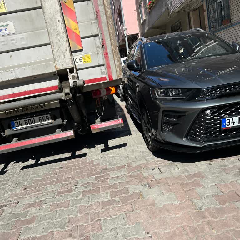 BİM Kamyonları Park Halindeki Araçlara Çarpıyor Mahalle Mağdur Ediliyor