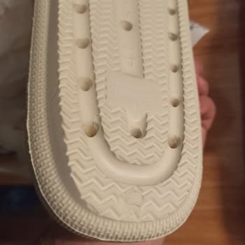 Aldığım Terlik Hem Kusurlu Hem De Kötü Kokulu Geldi