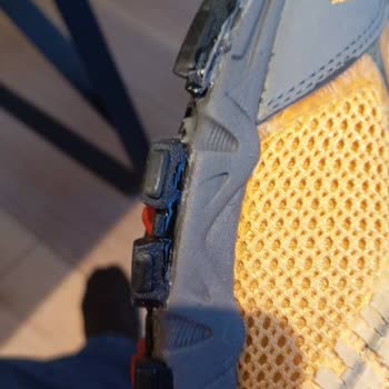 Gardrops Defolu Ve Yapıştırılmış Ayakkabı, Satıcı İlgisizliği