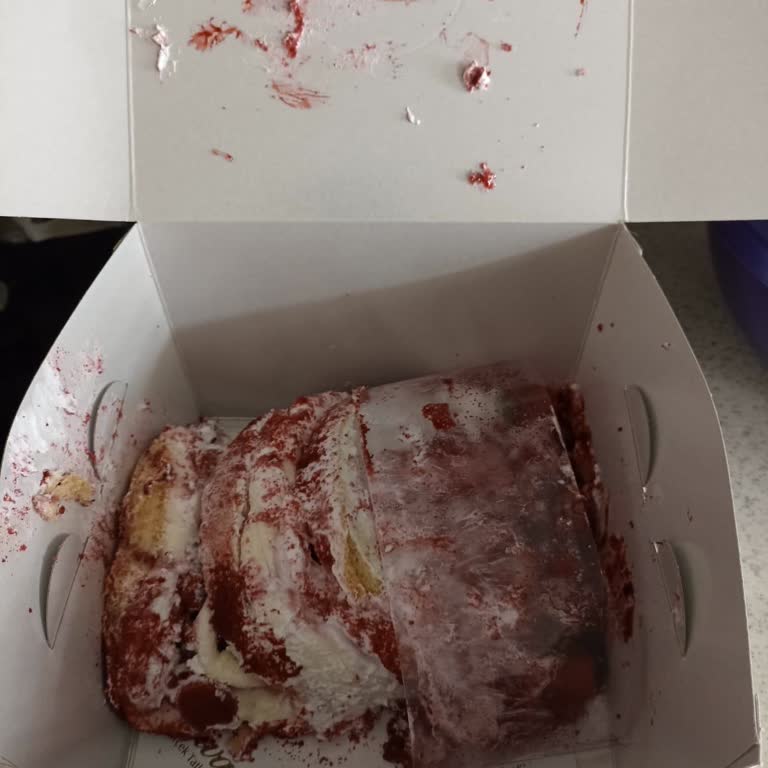 Doğum Günü Pastam Paramparça Geldi, İlgisizlik Ve İade Sorunu Yaşadım