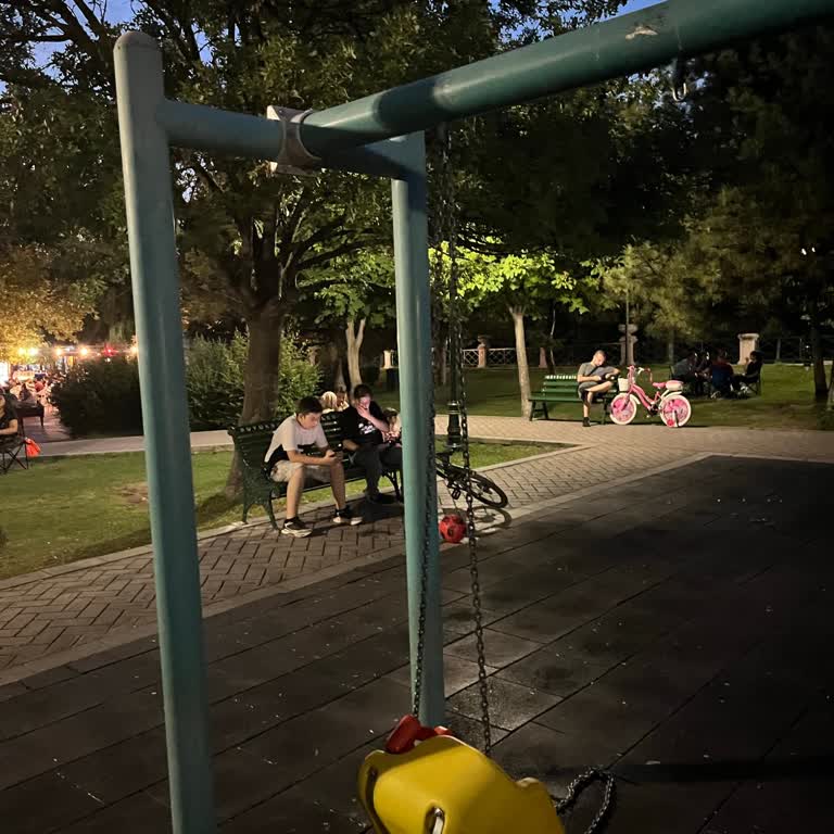 Kırık Salıncak Çocukların Eğlencesini Engelliyor: Acil Çözüm Bekleniyor