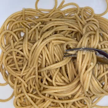 Makarnadan Çıkan Böcekler Yüzünden Yemek Yiyemiyoruz