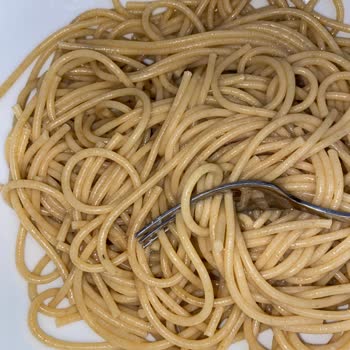 Makarnadan Çıkan Böcekler Yüzünden Yemek Yiyemiyoruz