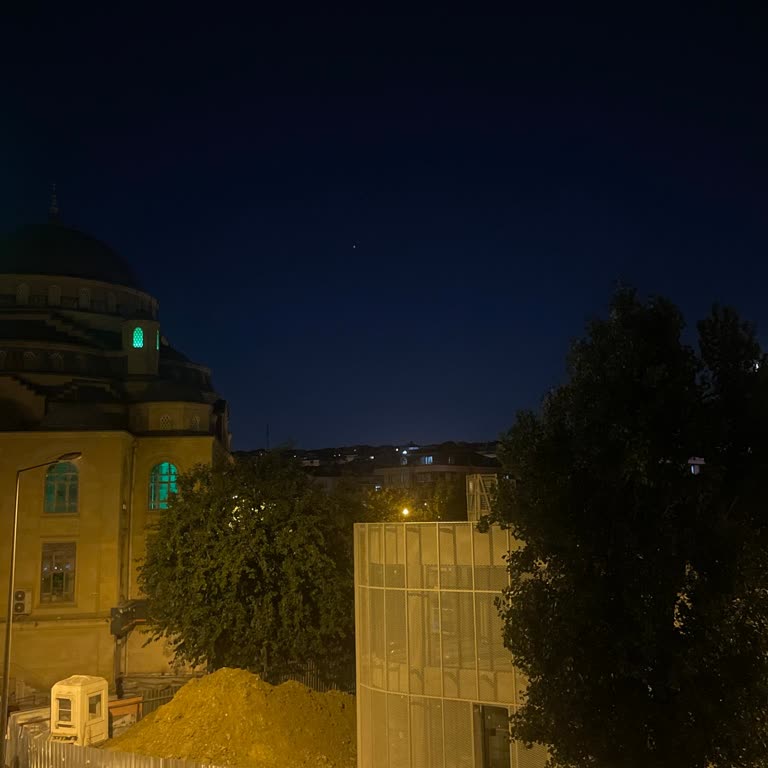 Yıkılan Halı Saha Ve Bozuk Yol Mahalle Yaşamını Olumsuz Etkiliyor