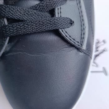 Yeni Alınan Ayakkabının Kısa Sürede Çatlaması Şaşkınlık Yarattı