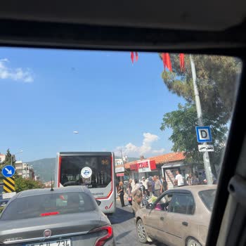 Otobüs Şoförlerinin Durak Cebini Kullanmaması Trafiği Kilitliyor