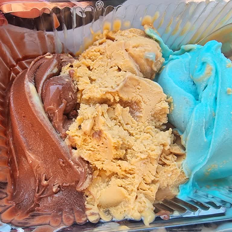 Sütçüoğulları Muhallebicisi Satın Aldığım Dondurmanın Karlaşmış Ve Bozuk Çıkması!