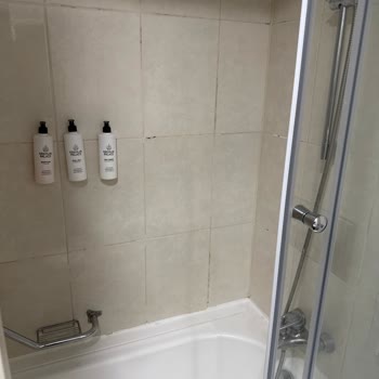 Otelin Kalabalığı Ve Eski Odaları Konaklama Deneyimini Olumsuz Etkiliyor