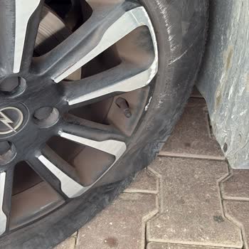 BİM Şubesi Önündeki Yasadışı Demir Lastiğimi Patlattı, Mağduriyetim Giderilsin!