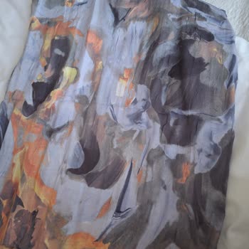 Sipariş Edilen Şalın Rengi İle Gelen Ürün Arasında Büyük Fark Var