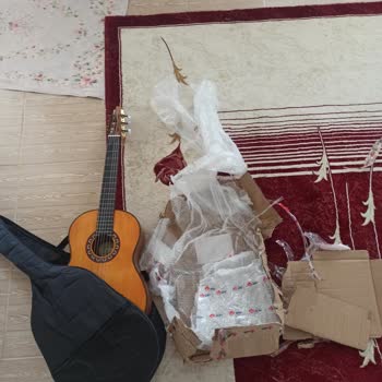 Kargoda Yetersiz Paketleme Nedeniyle Gitarımın Üst Kısmı Kırıldı