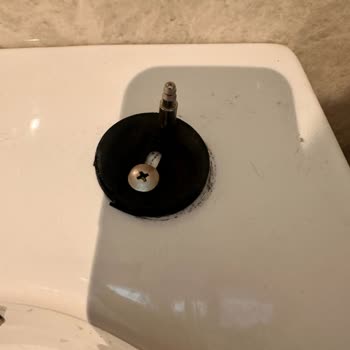 Klozet Kapağı Kısa Sürede Bozuldu, Yedek Parça Yok