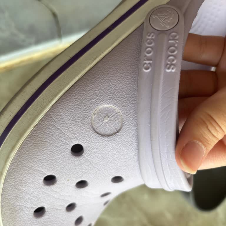 Crocs Terliğin Logosunun Sıcak Havada Düşmesi Hayal Kırıklığı Yarattı