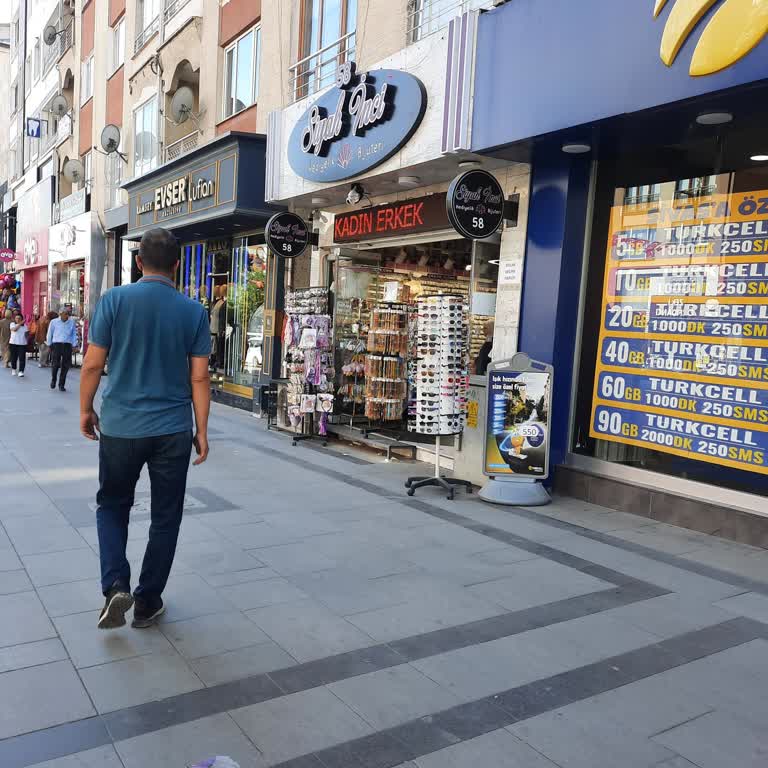 Kaldırımlar Esnafın Mallarıyla İşgal Ediliyor, Girişler Kapanıyor!