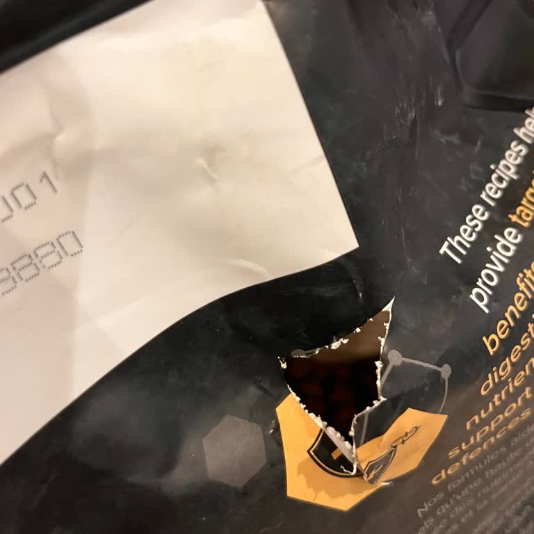 Ambalajsız Gönderilen Kedi Maması Yolda Döküldü, İade Kabul Edilmiyor