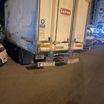 Seren Süt Ürünleri Kamyonu Yan Yolda Trafiği Engelledi
