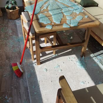 Balkon Masasının Camı Kendiliğinden Patladı, Firma Sorumluluk Almadı