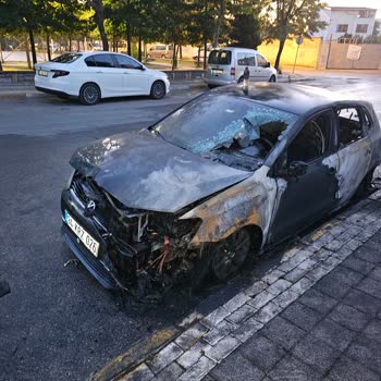 Gece Yarısı Elektrik Direği Patlaması Sonrası Araç Yangını Ve Ayedaş Ekiplerinin İhmalkar Müdahalesi