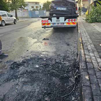 Gece Yarısı Elektrik Direği Patlaması Sonrası Araç Yangını Ve Ayedaş Ekiplerinin İhmalkar Müdahalesi