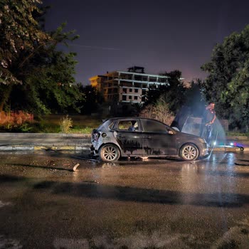 Gece Yarısı Elektrik Direği Patlaması Sonrası Araç Yangını Ve Ayedaş Ekiplerinin İhmalkar Müdahalesi