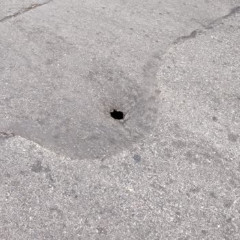Sultangazi'de Tehlikeli Yol Çöküntüleri Acil Onarım Bekliyor