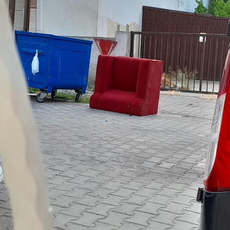 Çöp Konteyneri Çevresindeki Kirlilik Ve Belediyenin İlgisizliği