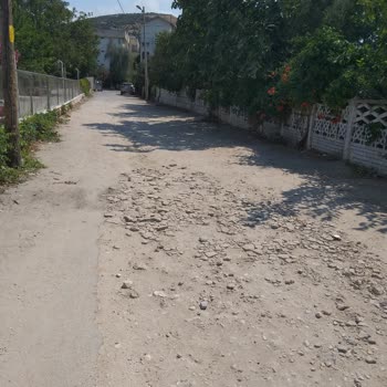 Erdek Belediyesi 5031 Numaralı Sokakta Yol Bozukluğu Ve Otellerin Çöp Sorunu Çözülmüyor