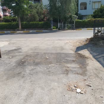 Erdek Belediyesi 5031 Numaralı Sokakta Yol Bozukluğu Ve Otellerin Çöp Sorunu Çözülmüyor