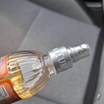 Kolonya Şişesindeki Kaplama Elime Ve Yüzüme Sim Gibi Bulaşıyor