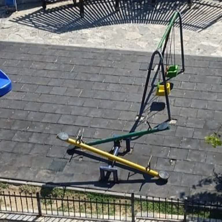 Gece Parkta Tahterevalli Ve Salıncaklardan Çıkan Aşırı Ses Uyumamı Engelliyor