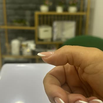 Aura Güzellik Merkezi (Ankara) Protez Tırnak Uygulamasında Memnuniyetsizlik